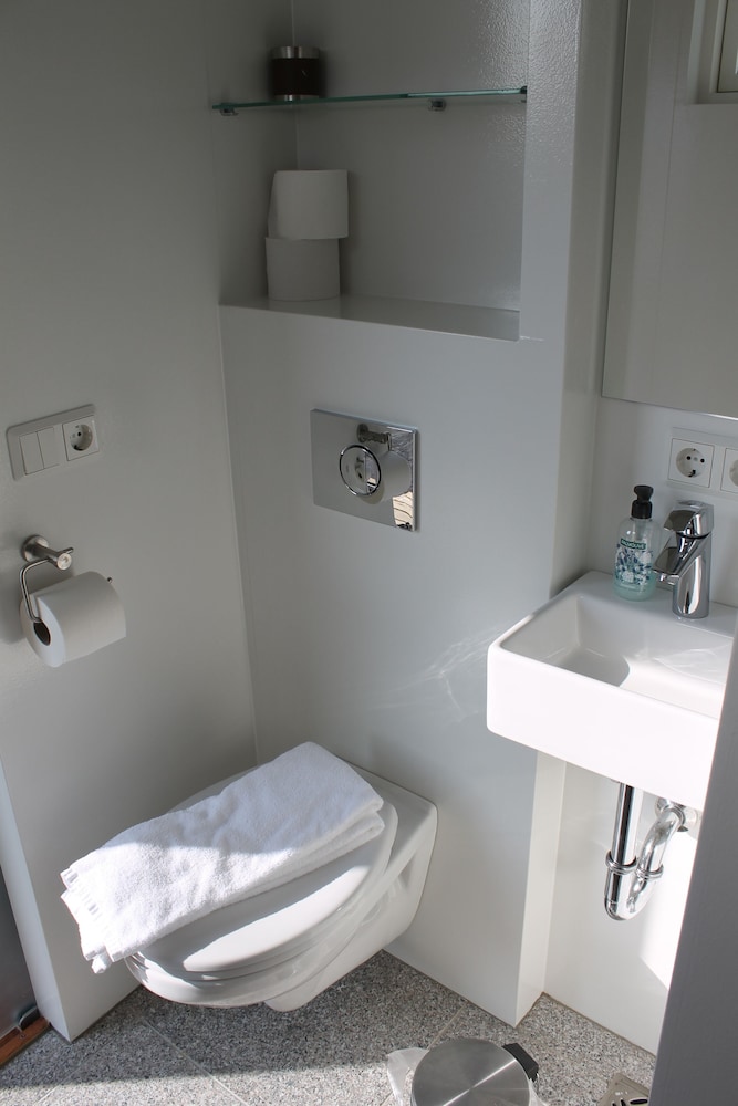 Twin Room, Private Bathroom - Photo 6