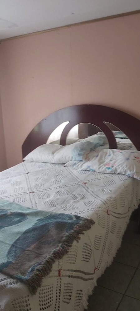 Room, 1 Queen Bed, Shared Bathroom, Ground Floor photo 1