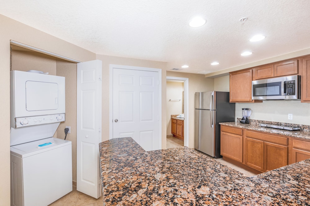 King One Bedroom Suite, Kitchenette - Photo 9