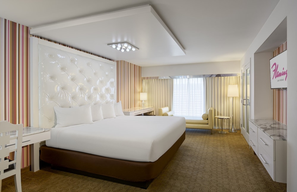 Go Deluxe, 1 King, Non-smoking, Roll-in Shower