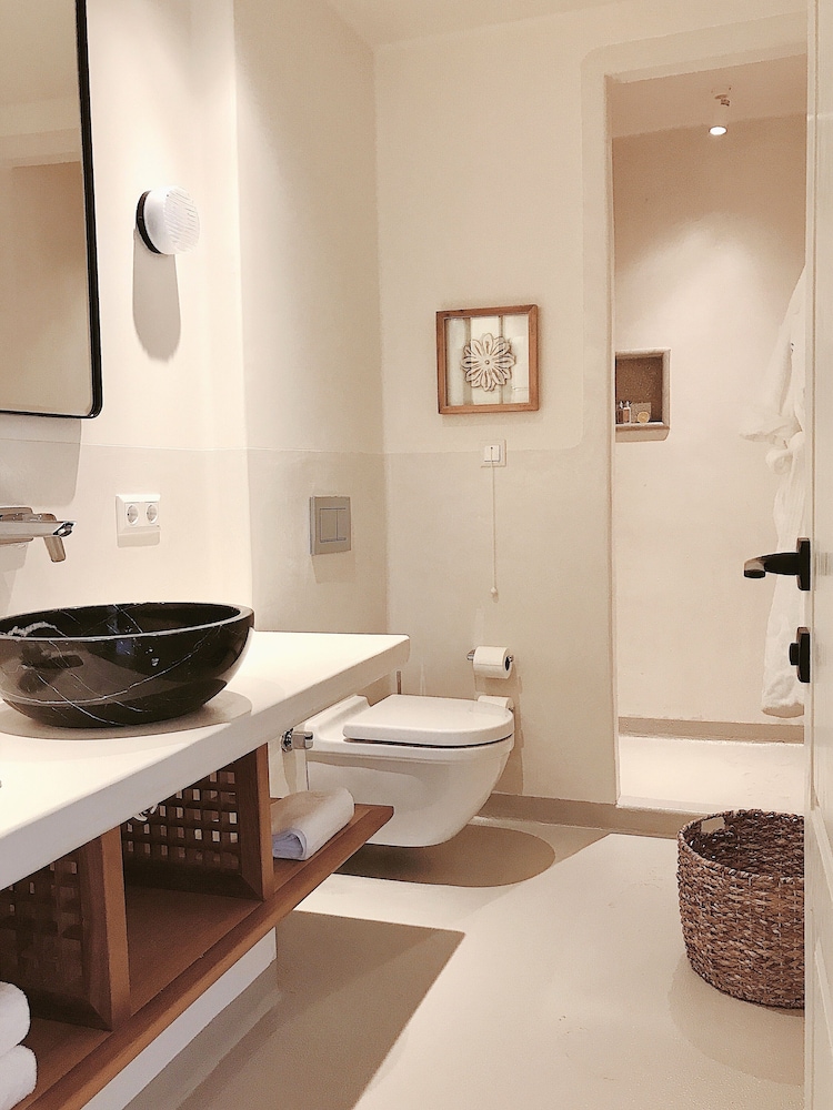 Suite, 1 Queen Bed, Sea View - Photo 4