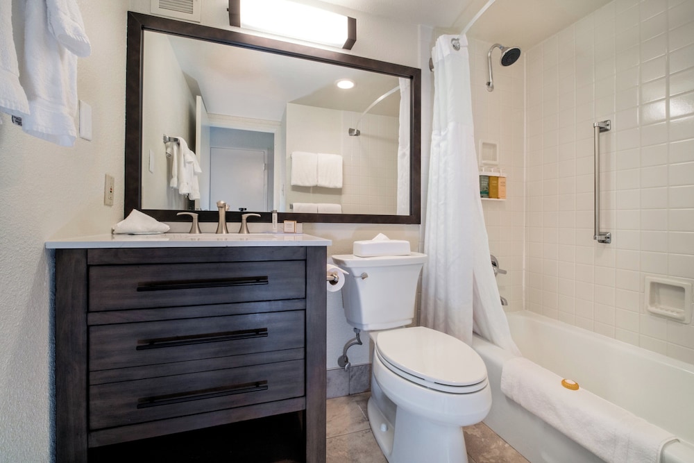 Standard Room, 1 King Bed, Mountain View (Tower 1) - Photo 3