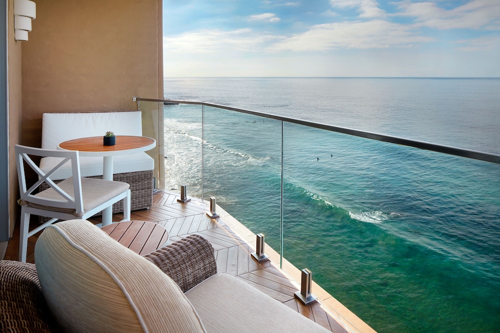 Premium Studio, 1 King Bed, Corner (Oceanfront) - Photo 2