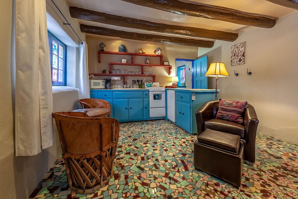 Deluxe Cottage, 1 Queen Bed, Hot Tub, Courtyard Area photo 1