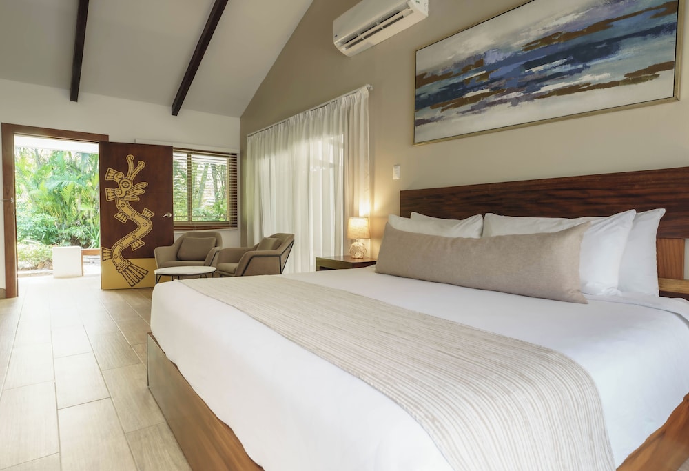 King Sun or Honeymoon Suite