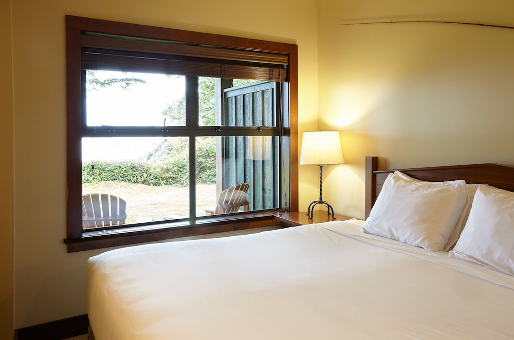 Deluxe Suite, 1 King Bed with Sofa bed, Ocean View, Beachside photo 2
