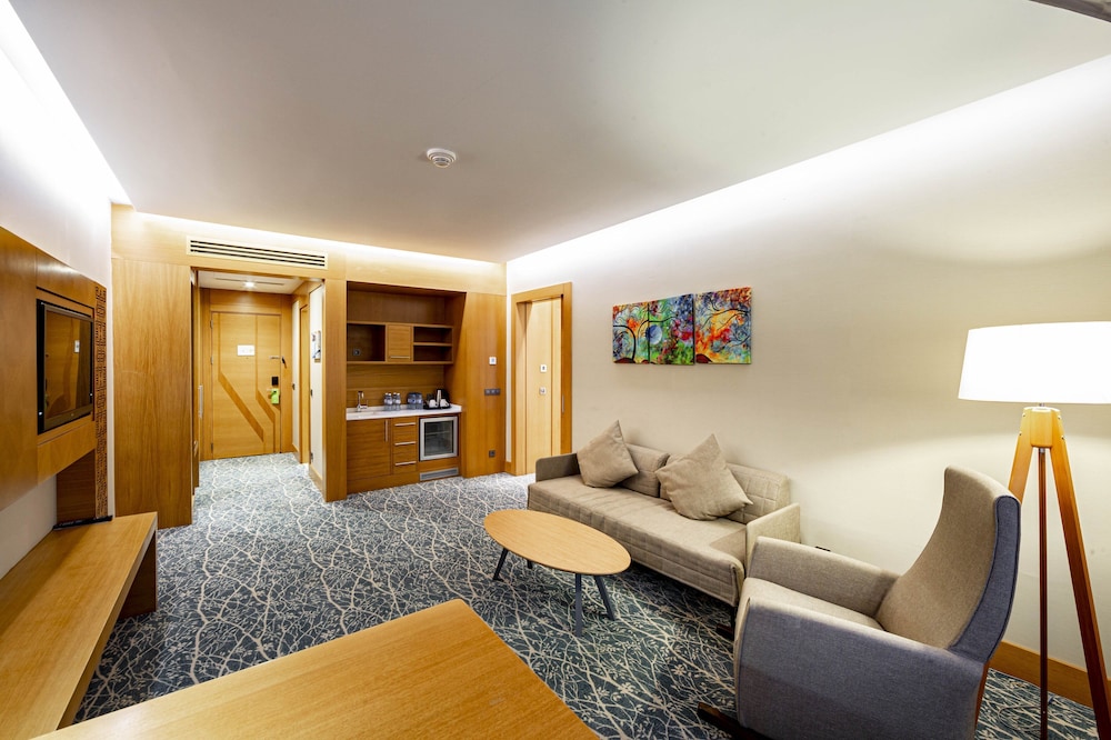 Suite, 1 King Bed, Smoking, City View photo 3