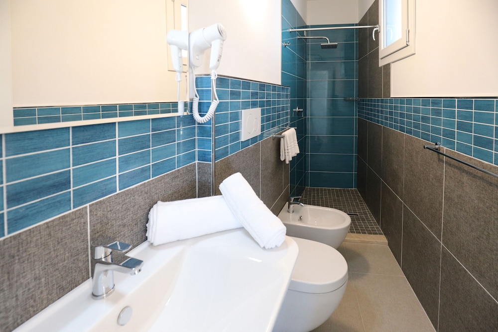Classic Double Room, Ensuite - Photo 7