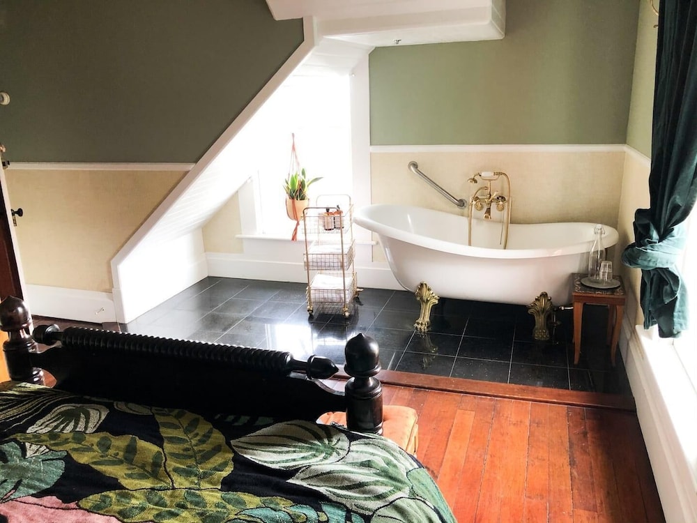 Romantic Room, 1 Queen Bed, Bathtub, Garden View (Not Pet Friendly)