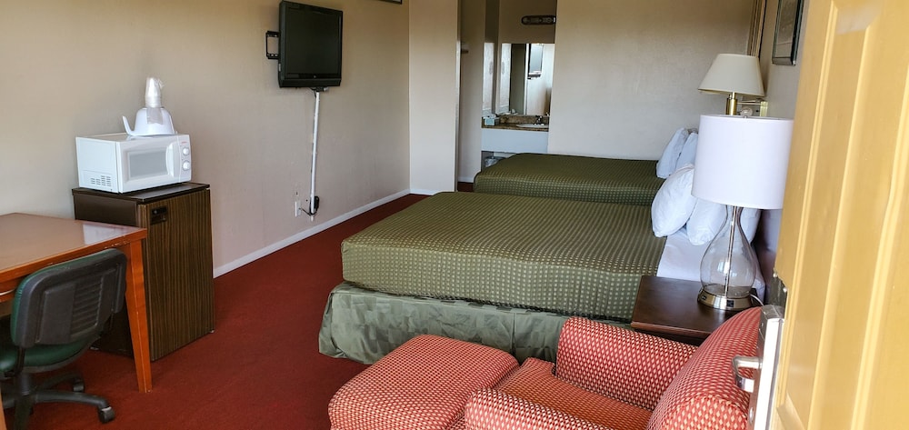 Deluxe Room, 2 Queen Beds, Non Smoking, Refrigerator & Microwave - Photo 4
