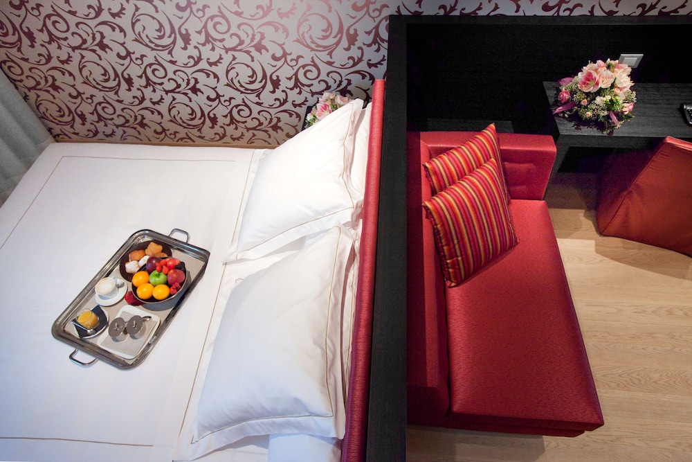 Junior Suite, 1 King Bed, Jetted Tub - Photo 3