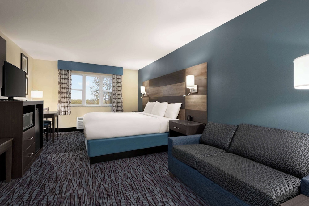 Studio Suite, 1 King Bed, Non Smoking - Photo 3