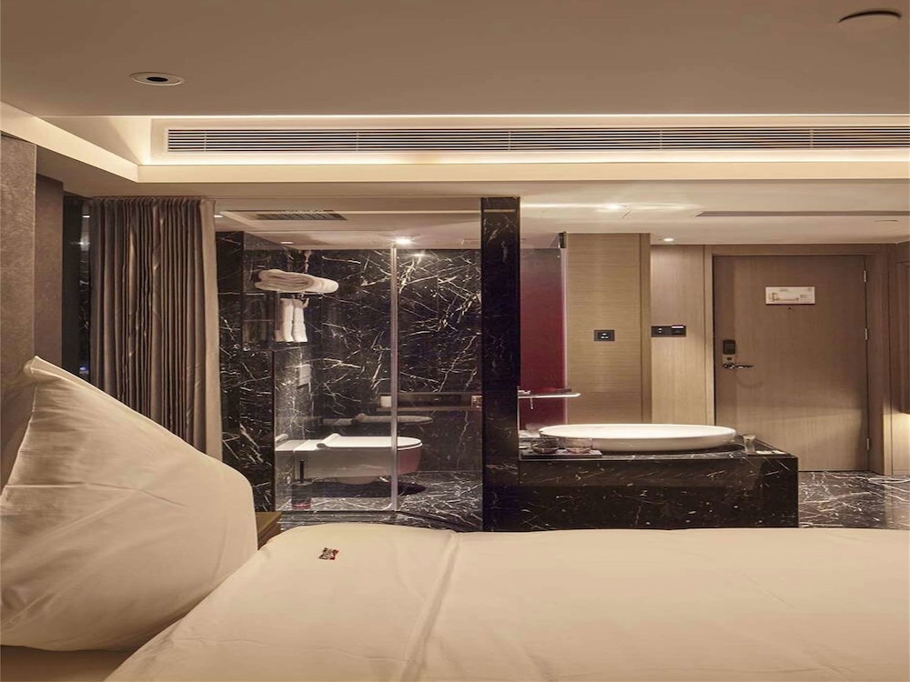 Superior Room, 1 King Bed photo 2