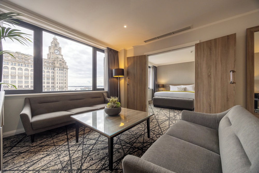 Suite, 1 Bedroom (Liver Building View) - Photo 2