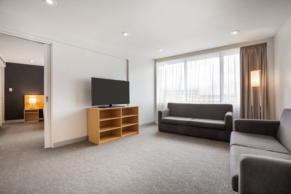Suite, 1 King Bed (High Floor) thumbnail 6