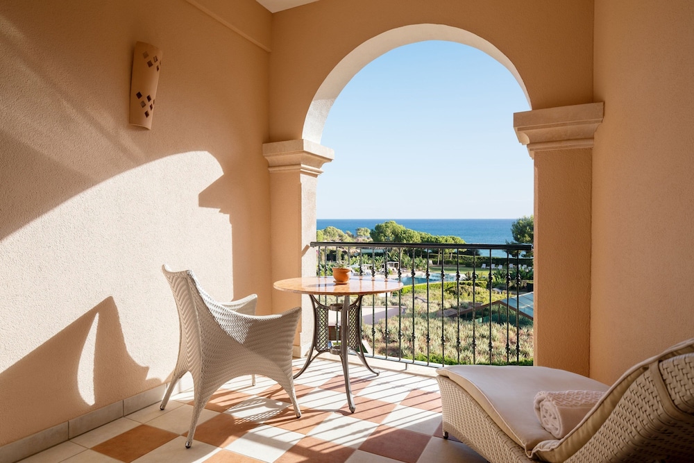 Grand Deluxe Room, 1 King Bed, Sea View thumbnail 6