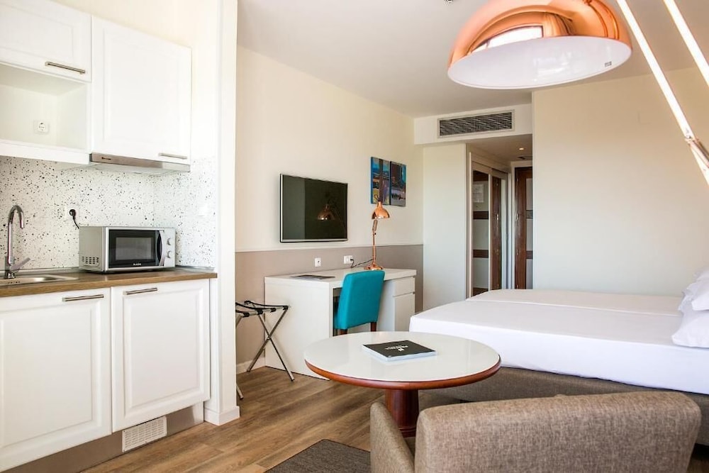 Deluxe Room (Extra Bed) - Photo 4