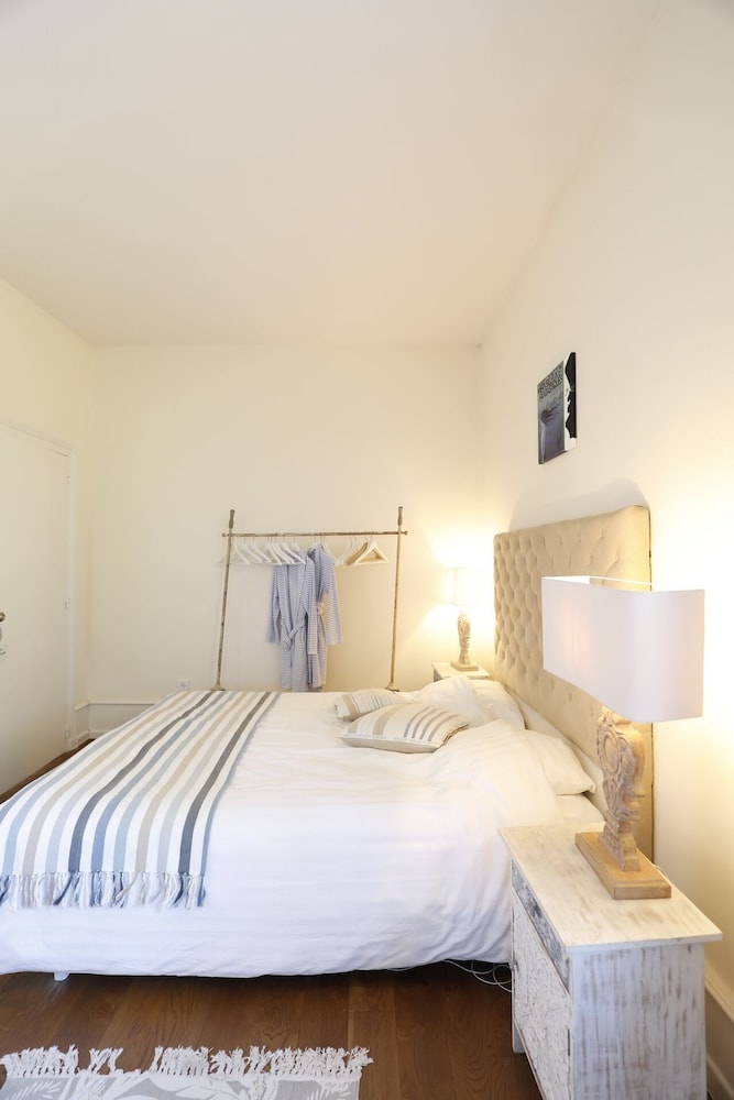 Deluxe Suite, 1 Double Bed, Garden View, Garden Area photo 3