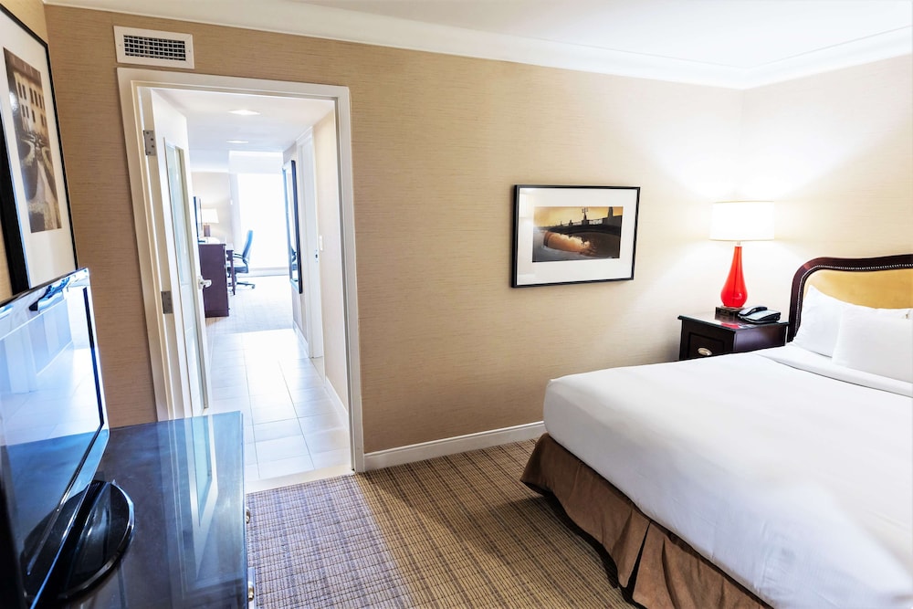Deluxe Suite, 2 Bedrooms, Jetted Tub (Fireplace, Premium CAD/US Fallsview)