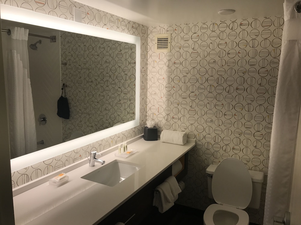 Standard Room, 1 King Bed, Accessible (Communications Accessible) thumbnail 6