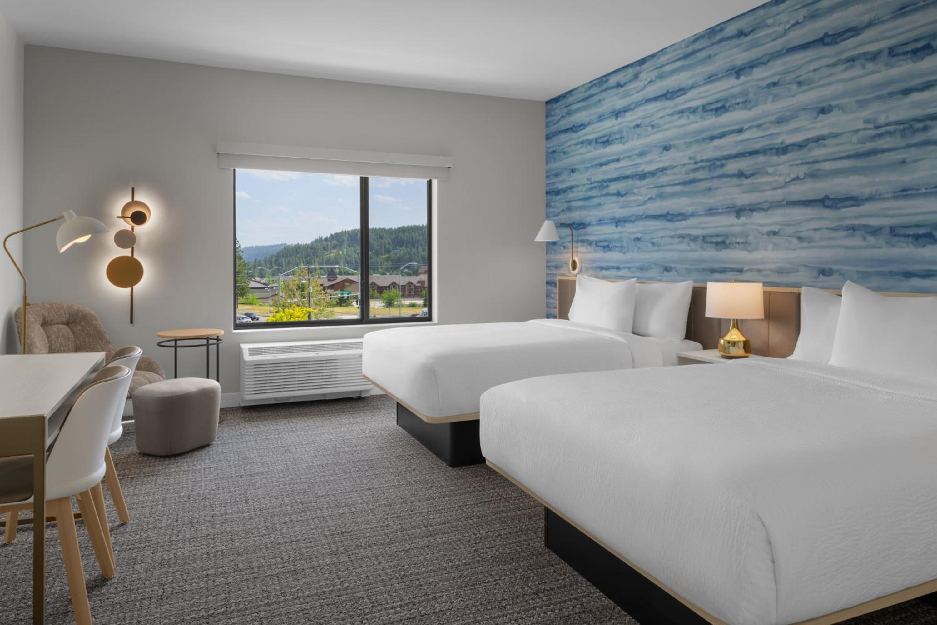 Deluxe Queen Suite with Mountain View - Top Floor