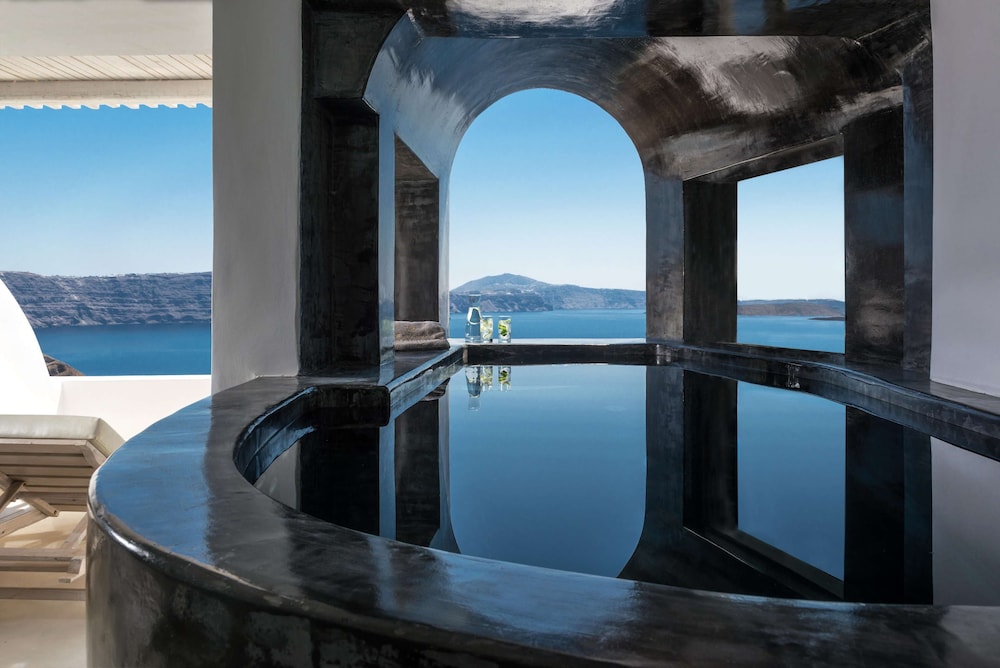 Honeymoon Suite with Outdoor Hot tub - Photo 3