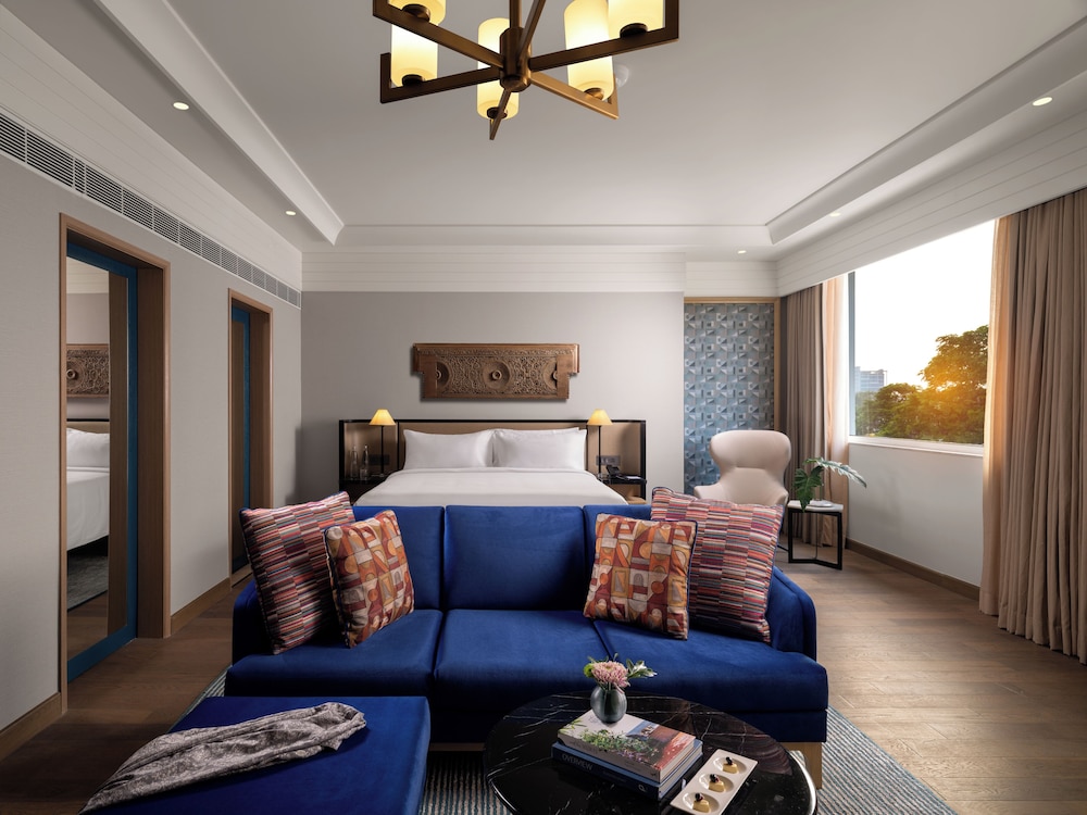 SUPERIOR SUITE WITH 1 KING BED - LOUNGE ACCESS WITH COCKTAIL HOURS & ONE WAY AIRPORT TRANSFER