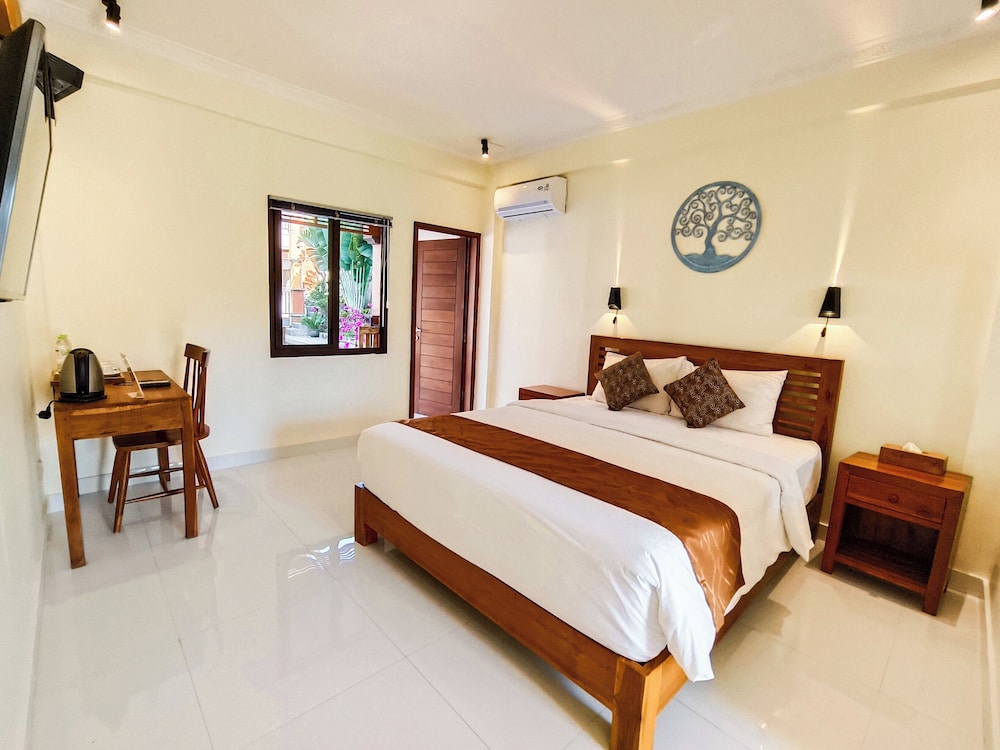 Superior Room, 1 Queen Bed, Smoking, Pool View