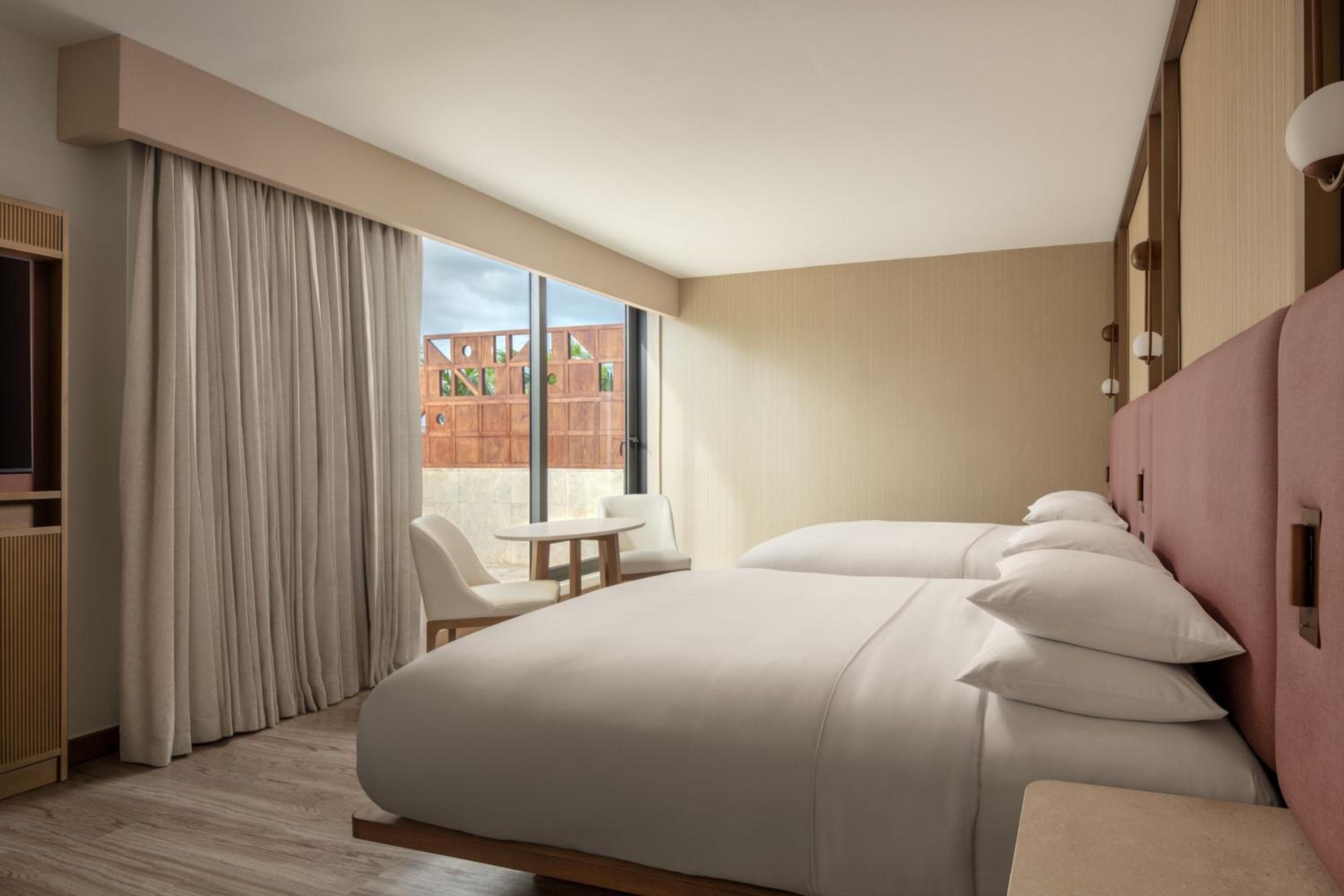 Standard Queen Room with Two Queen Beds and Balcony - Low Floor - Photo 3