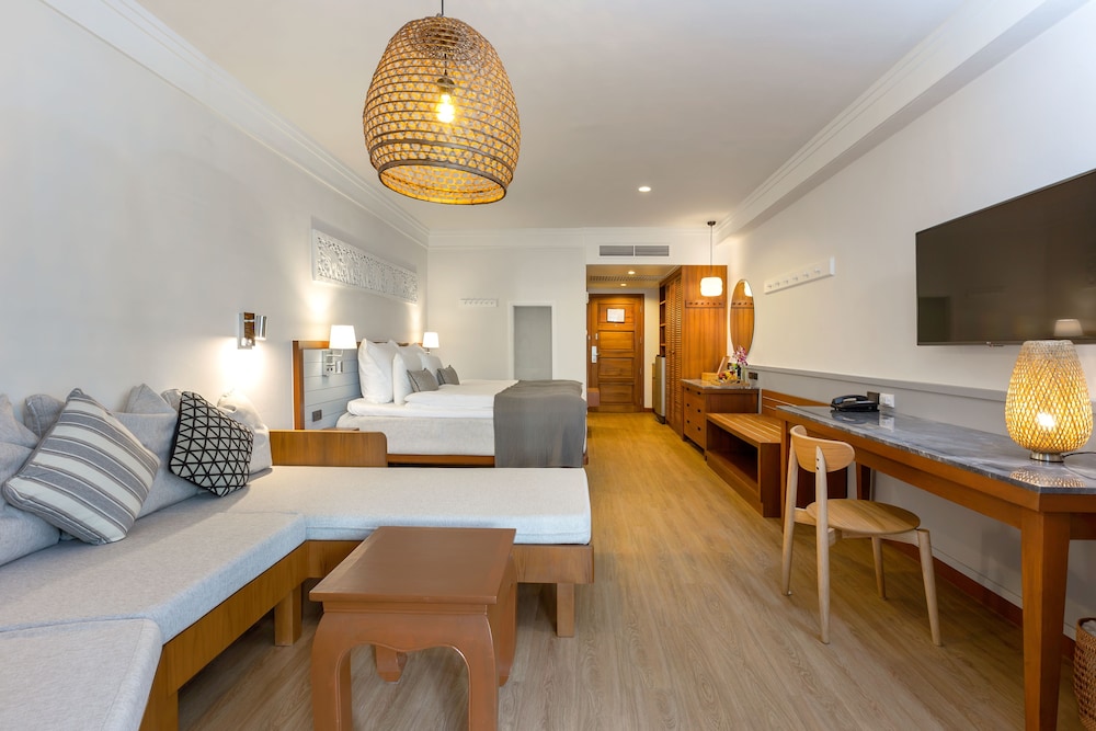 Royal Studio, Pool Access - Photo 6