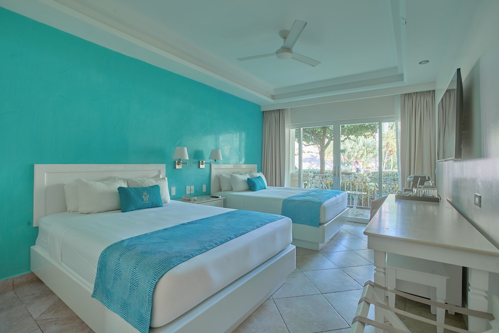 Family Pool View Queen Beds - Photo 1