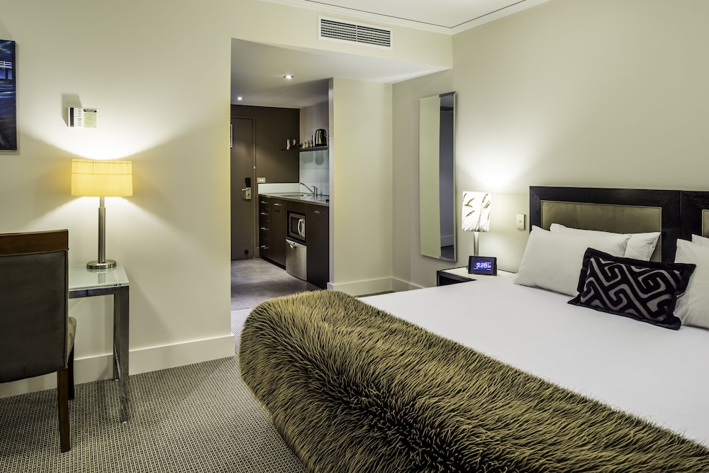 Premier Studio, 1 King Bed - Photo 7