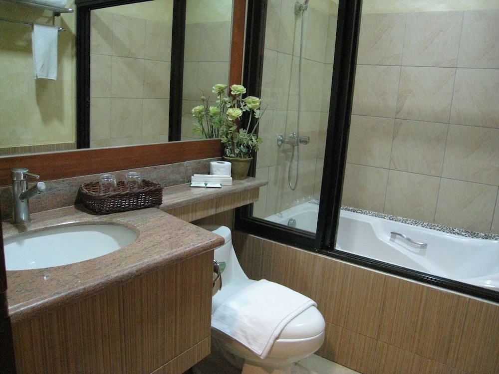 Executive Suite - Photo 8