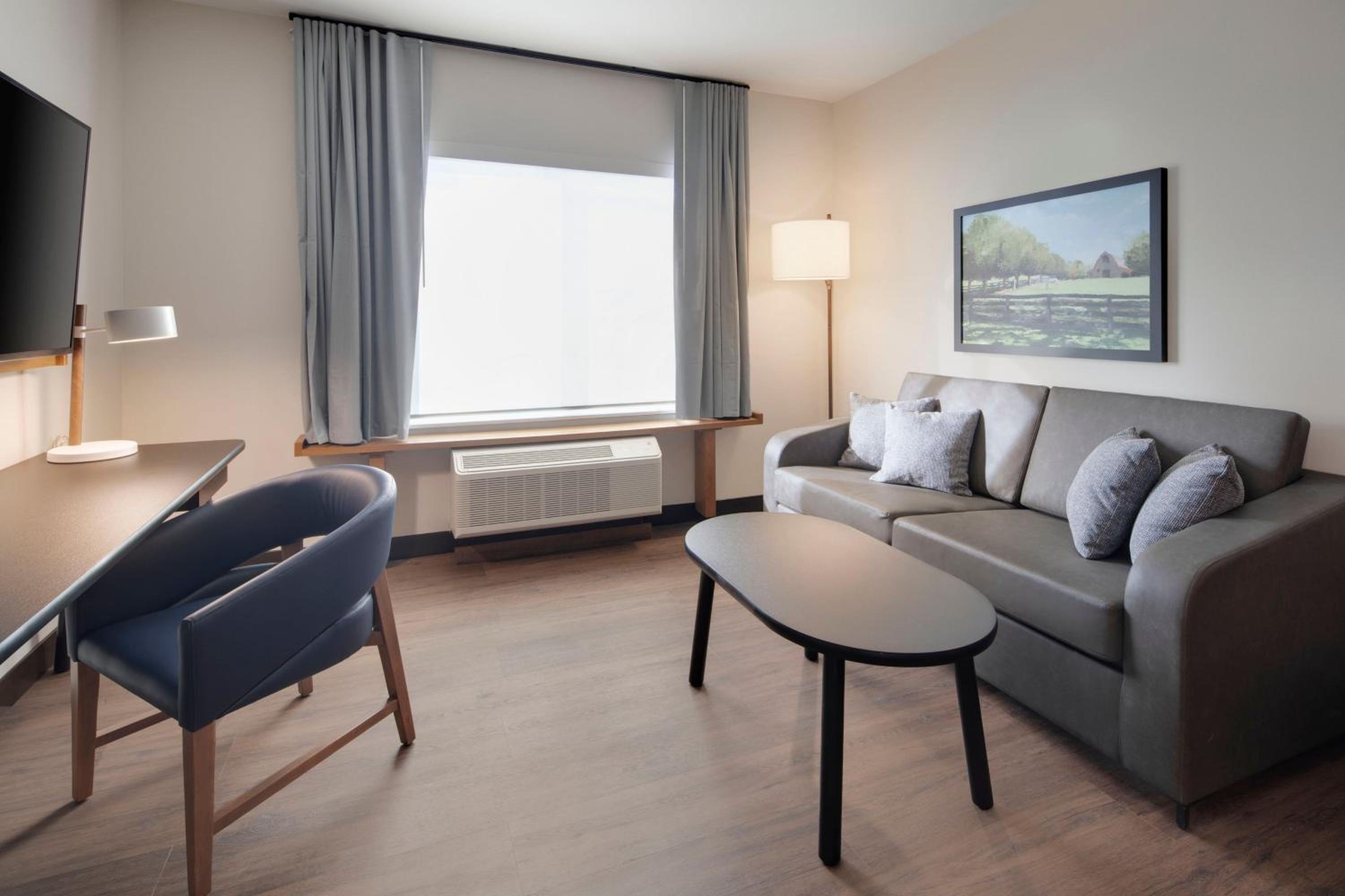 Executive King Suite with Sofa Bed - Photo 3