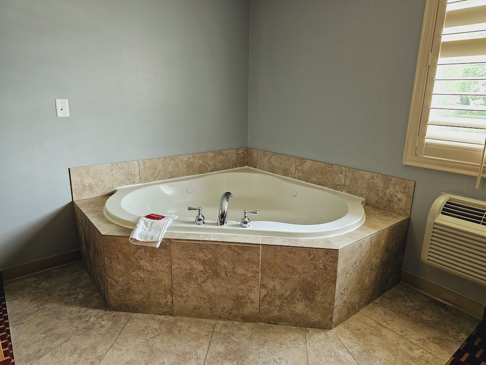 Studio Jacuzzi Suite King Bed