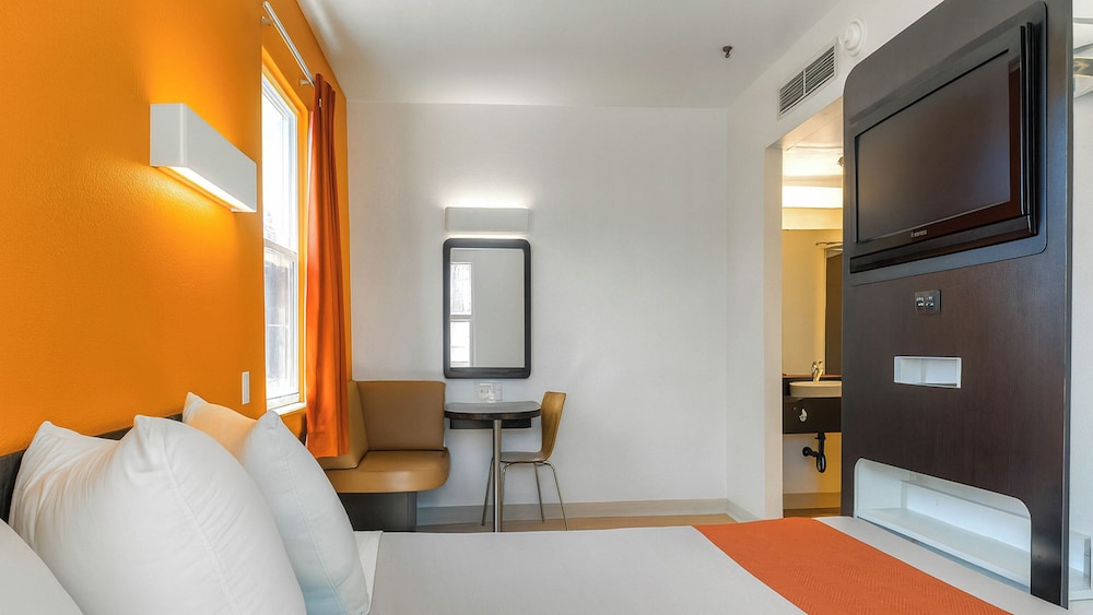 Standard Room, 1 Queen Bed, Accessible, Non Smoking photo 3