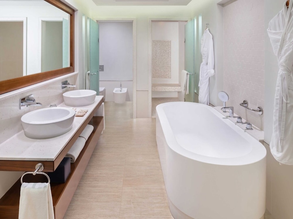 Sea View Residence Junior Suite, Lounge Access, Butler Service & Mall Shuttle thumbnail 5