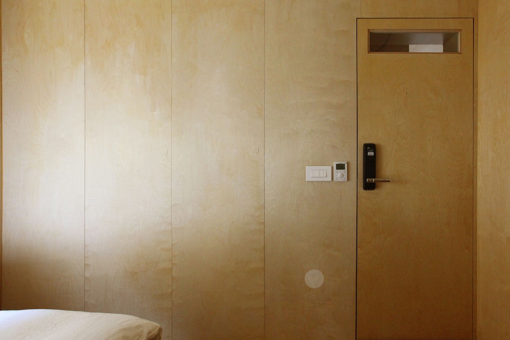 Private family room w/ shared spaces (1 Bed Room in Shared Space / Foreigners Only) photo 2