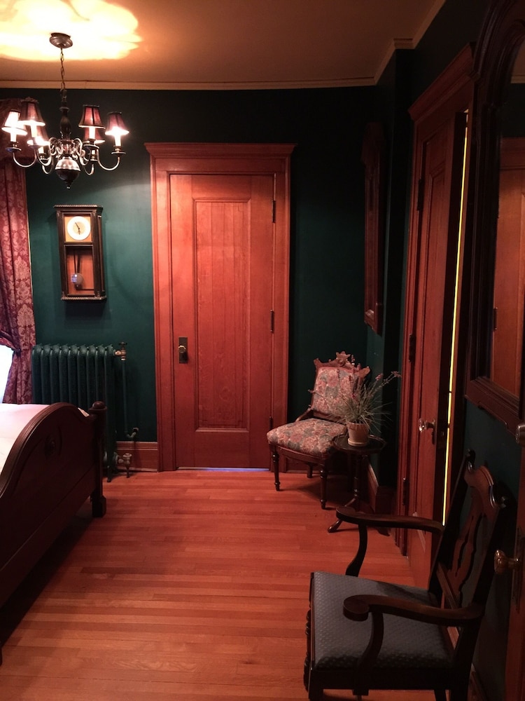 Deluxe Room, 1 Queen Bed (En-Suite Bath) photo 3
