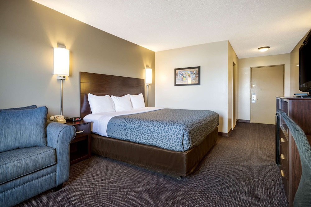 Standard Room, 1 King Bed with Sofa bed, Non Smoking (Upper Floor, No Pets) photo 3