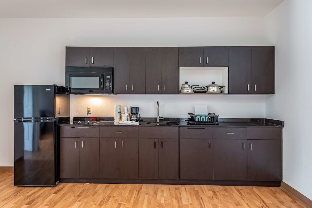 Deluxe Room, 1 King Bed, Non Smoking, Kitchenette photo 3