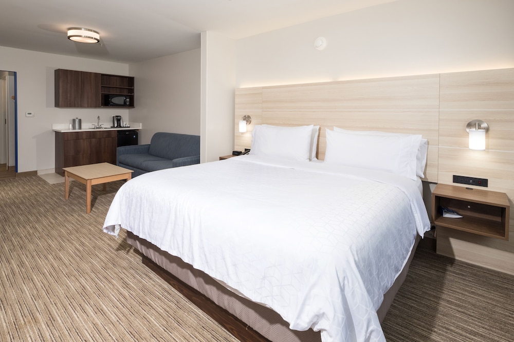 Suite, 1 King Bed, Accessible Bathtub (Mobility)