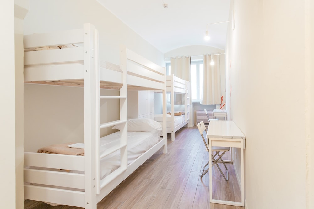 Single Bed in Mixed Dormitory with 5 Beds