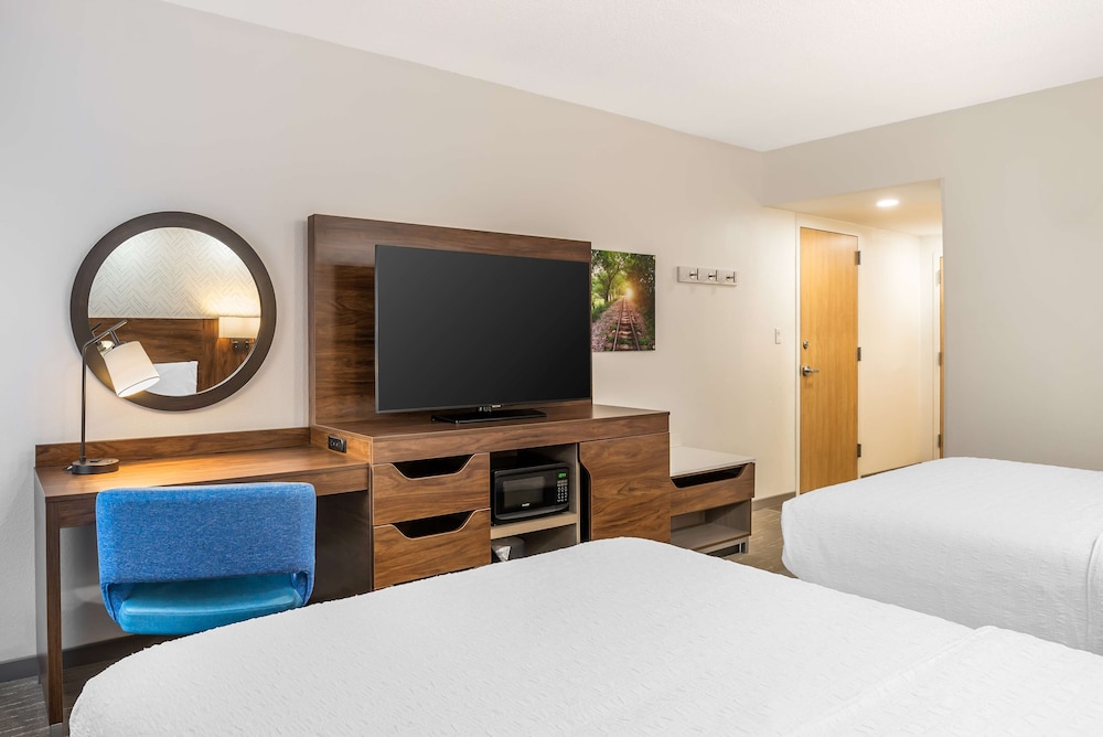 Room, 2 Queen Beds, Non Smoking - Photo 4