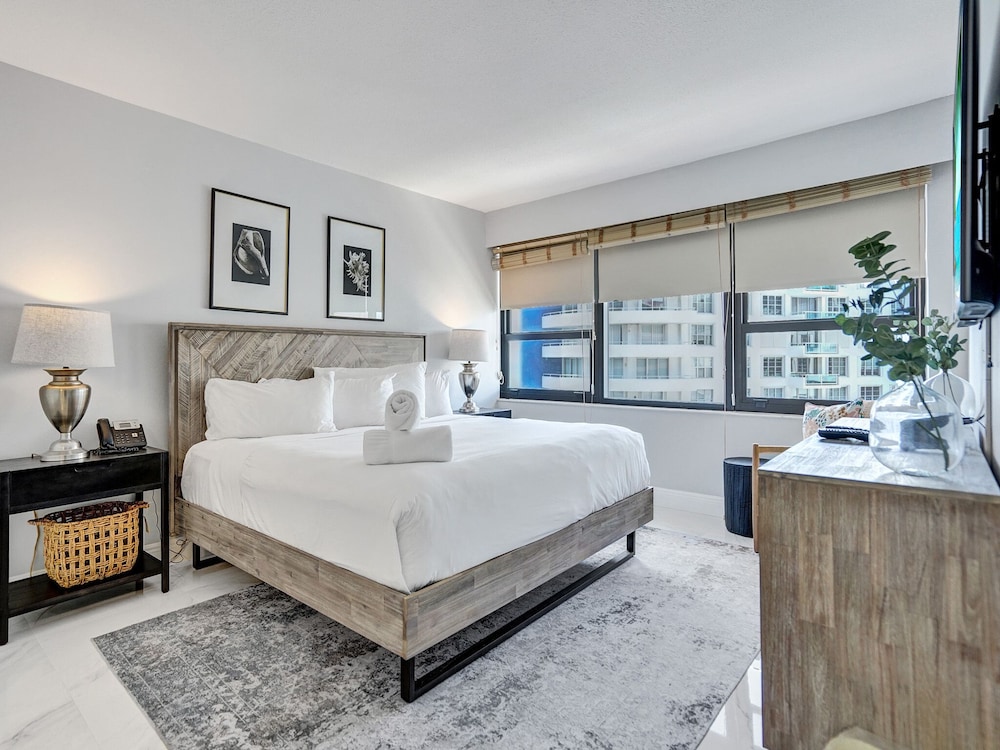 High Floor Beachfront Condo / 1509
