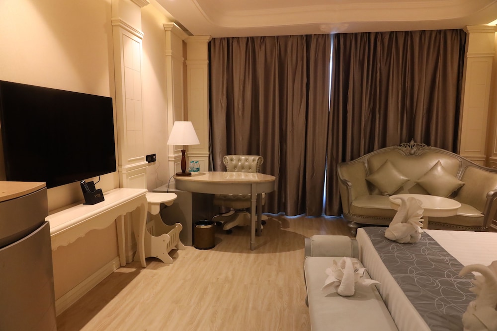Queen Suite - Photo 1
