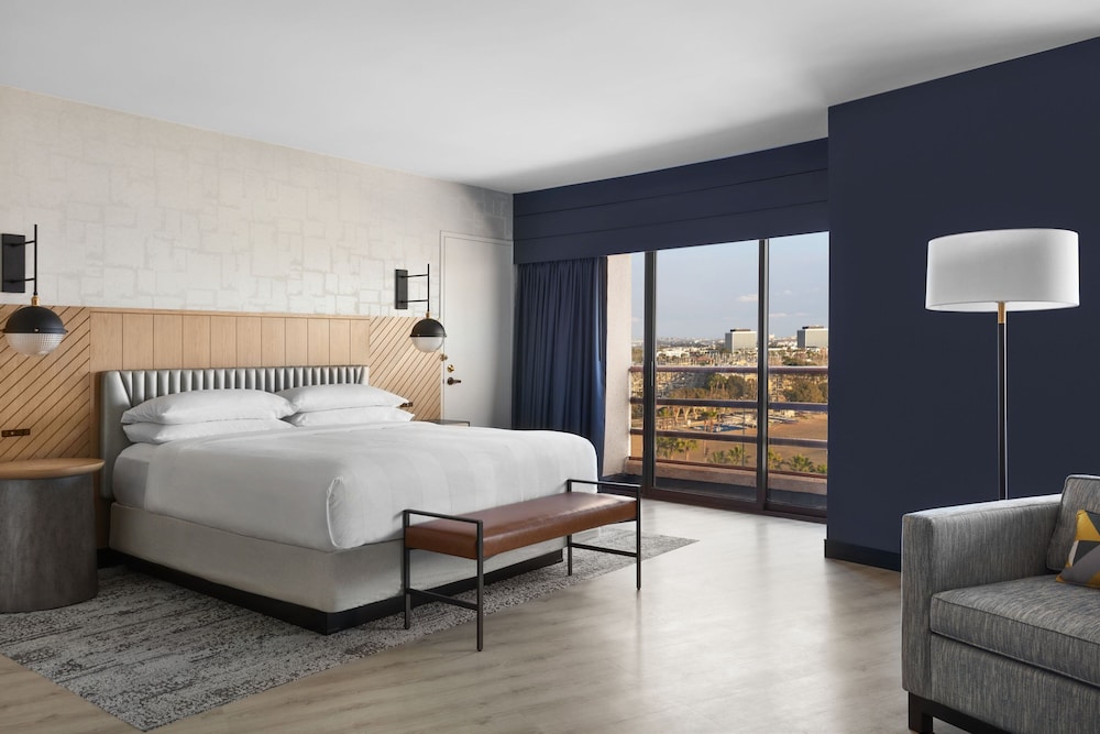 Executive Suite, 1 King Bed with Sofa bed, City View