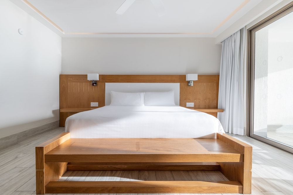 Superior Room, 1 King Bed, Bathtub, Sea View