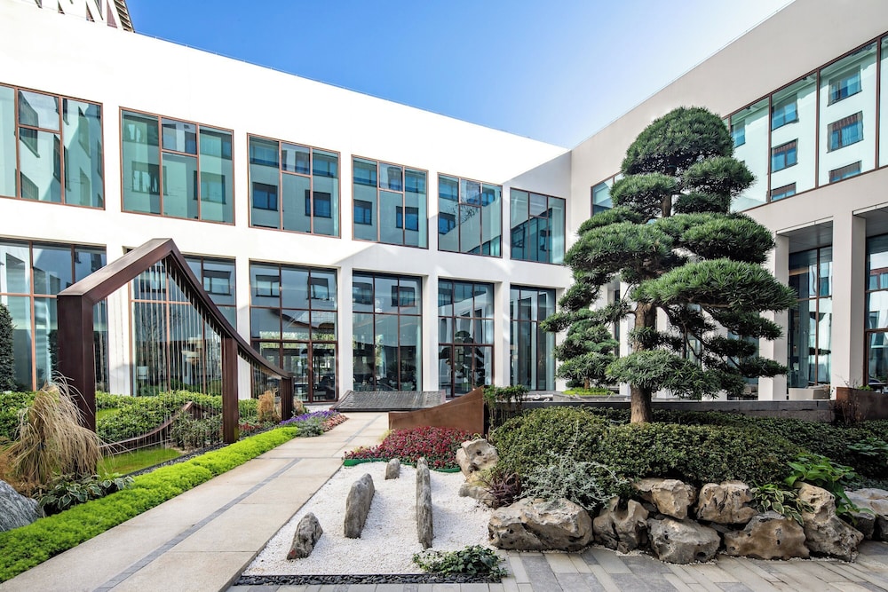 Standard Room, Multiple Beds, Courtyard View - Photo 3