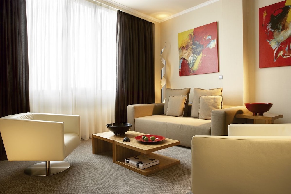 Executive Suite - Photo 6